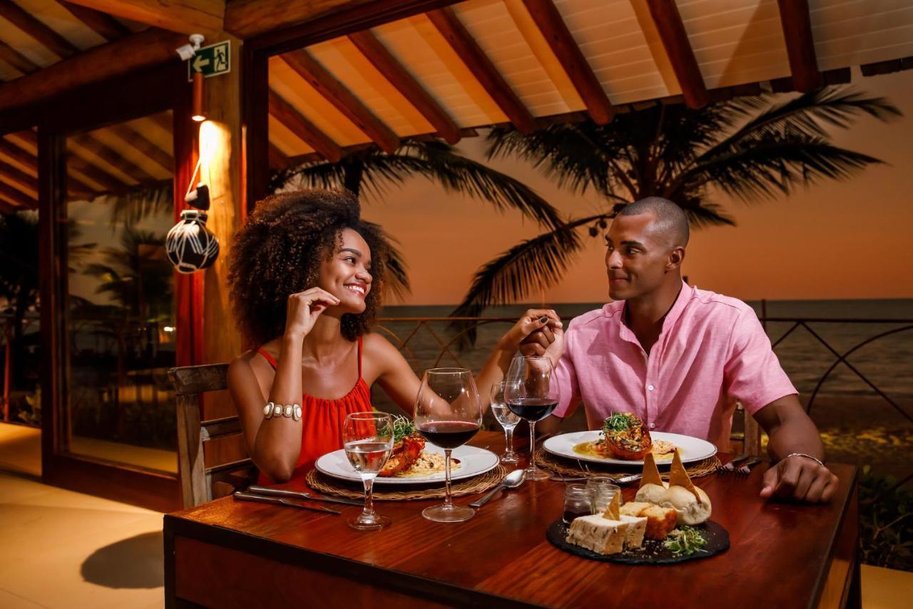 La Torre Resort All Inclusive Porto Seguro Exteriér fotografie A couple dining at a restaurant